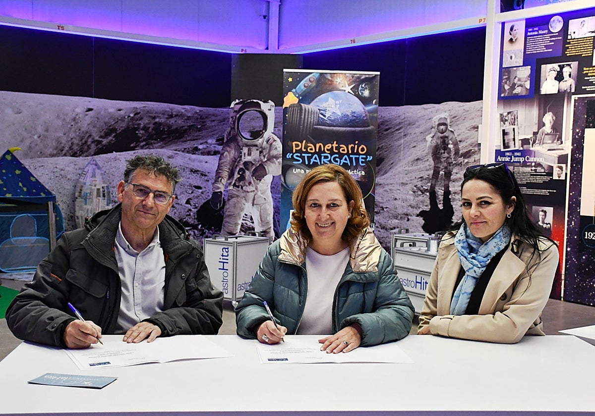 Faustino Organero y Concepción Cedillo firman el acuerdo en presencia de la diputada Manuela Lominchar