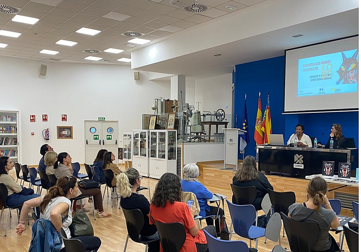 Las escritoras Claudine Bernardes y Luciana Reis impartiendo su charla titulada «Salvando a los Menores de la Boca del Lobo - Prevenir y Detectar el Abuso Sexual Infantil»