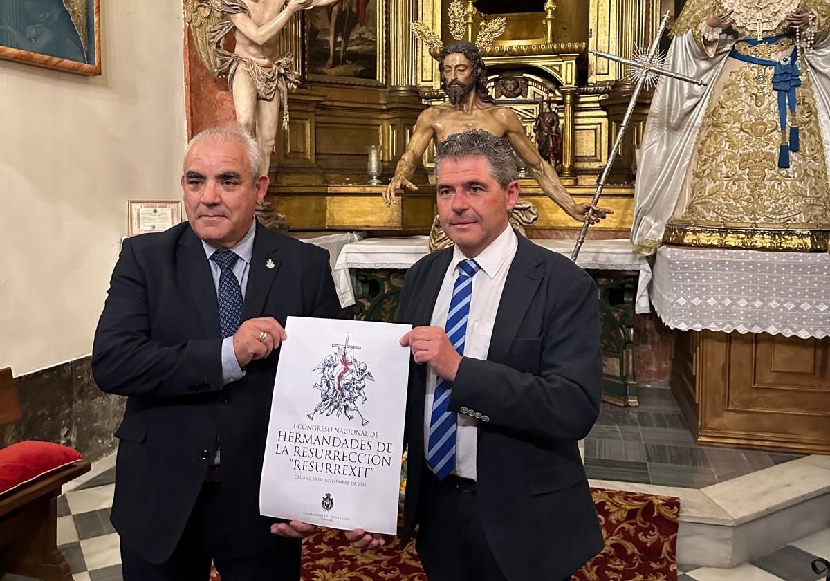 El hermano mayor del Resucitado, Francisco Mora, junto a Manuel Murillo con el cartel del congreso