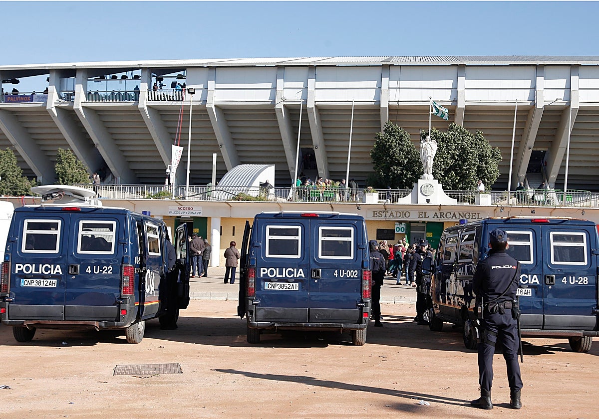 Efectivos de la Policía Nacional, en la puerta de acceso principal al estadio El Arcángel