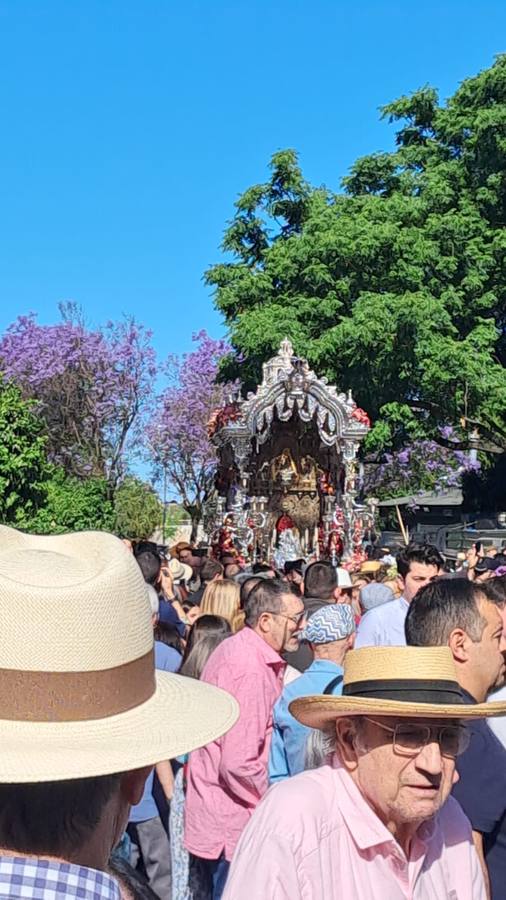 Estampas de la hermandad de Coria del Río en su segundo día de camino hacia El Rocío