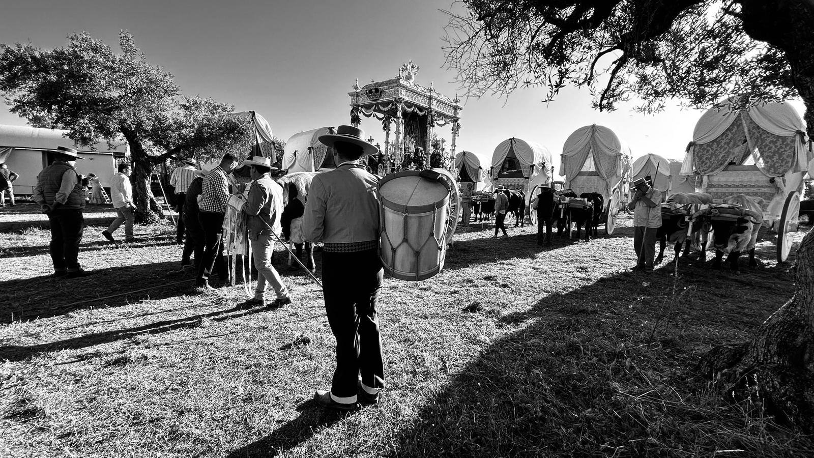 Estampas de la hermandad de Coria del Río en su segundo día de camino hacia El Rocío
