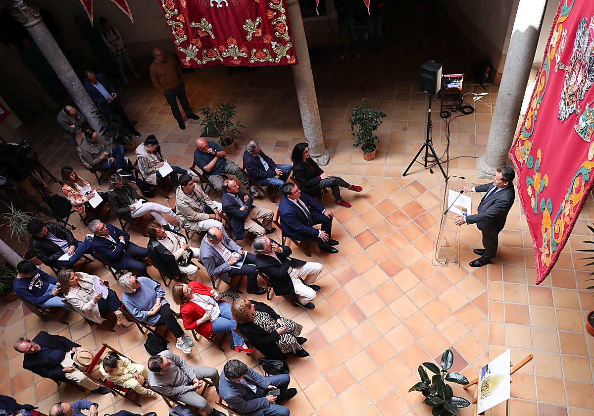 El alcalde de Toledo, Carlos Velázquez, durante la presentación del programa del Corpus en la Casa de las Cadenas