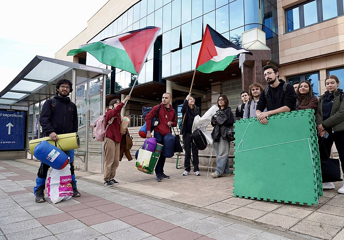 Varios universitarios acampan en la Biblioteca Universitaria de León durante la noche en apoyo al pueblo palestino