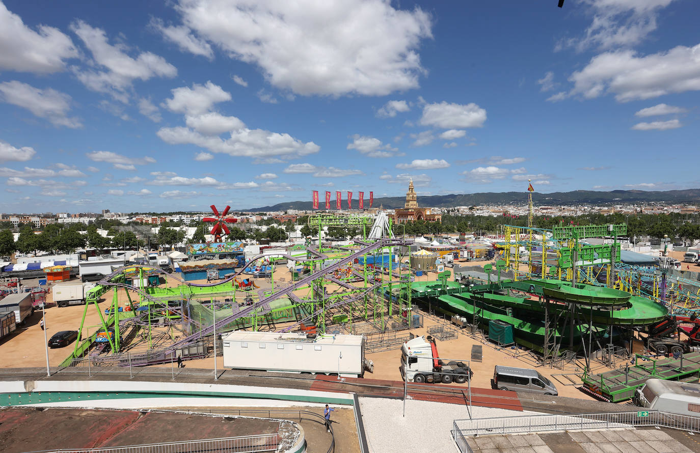 Fotos: el montaje de la Feria de Córdoba llega a los últimos toques