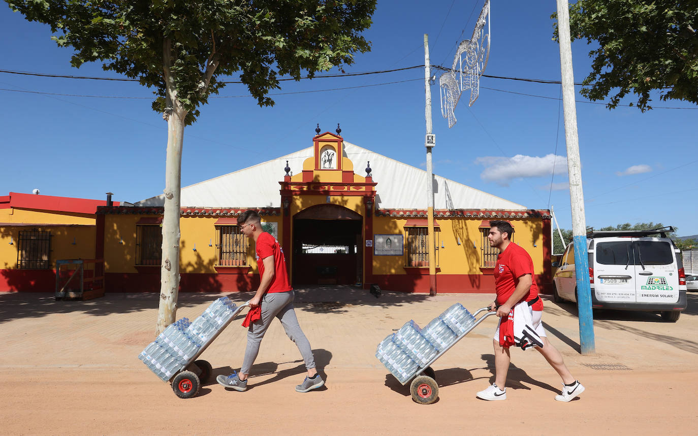 Fotos: el montaje de la Feria de Córdoba llega a los últimos toques