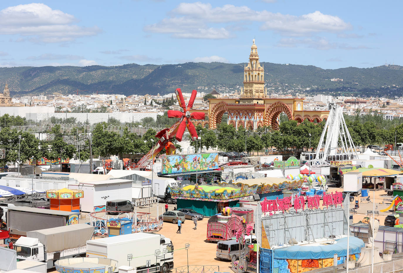 Fotos: el montaje de la Feria de Córdoba llega a los últimos toques