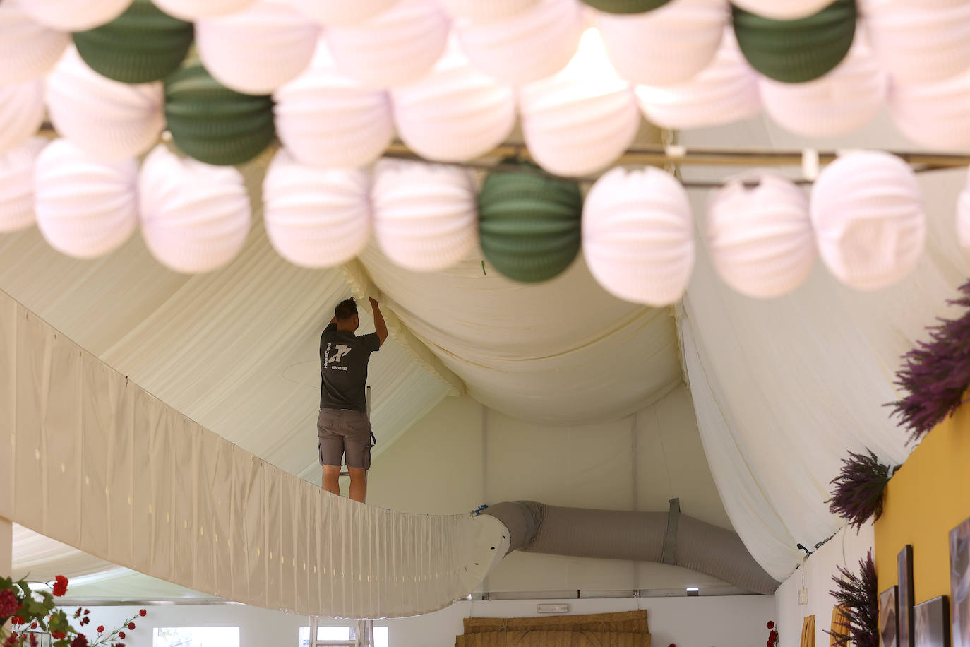 Fotos: el montaje de la Feria de Córdoba llega a los últimos toques