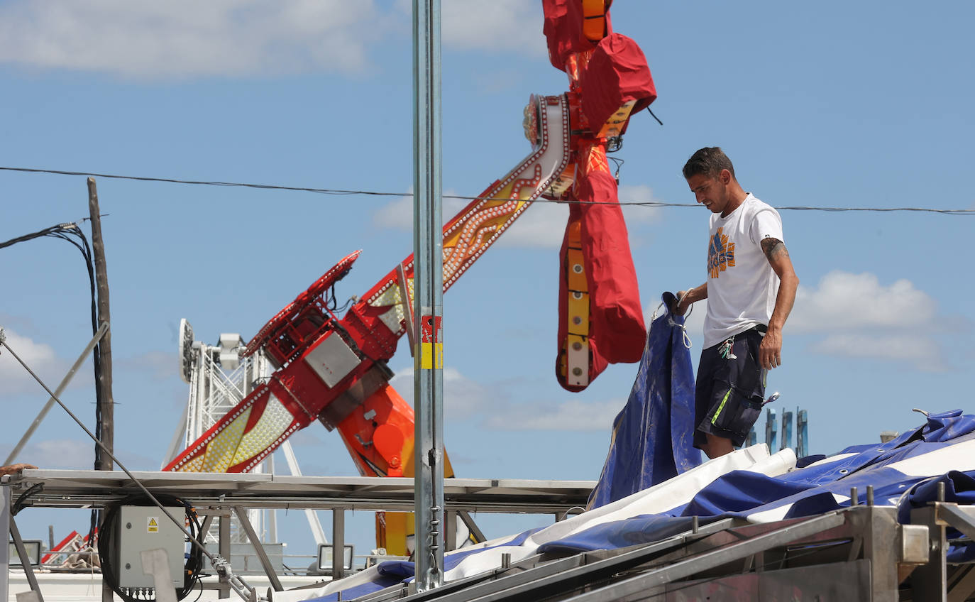 Fotos: el montaje de la Feria de Córdoba llega a los últimos toques