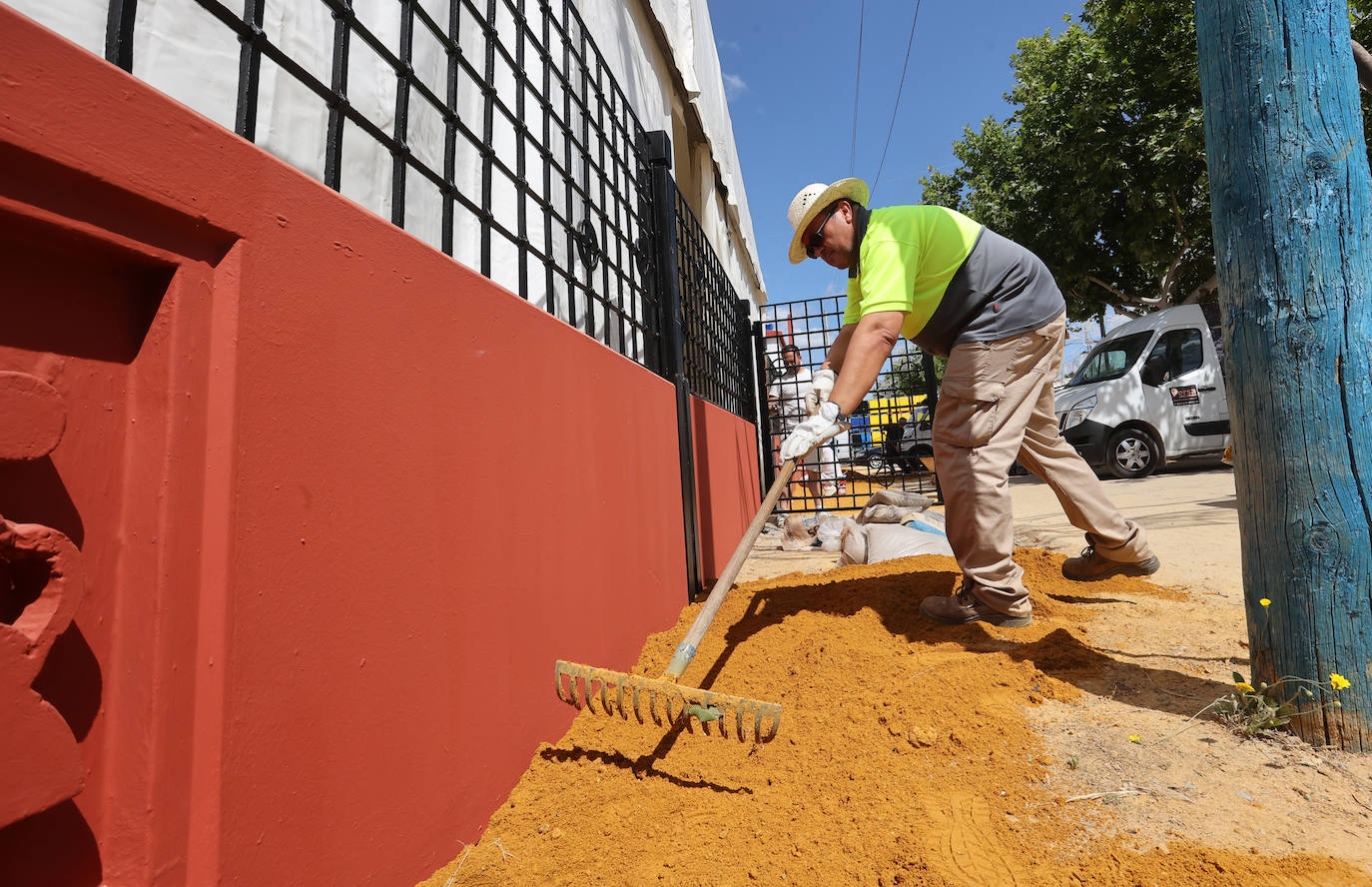 Fotos: el montaje de la Feria de Córdoba llega a los últimos toques
