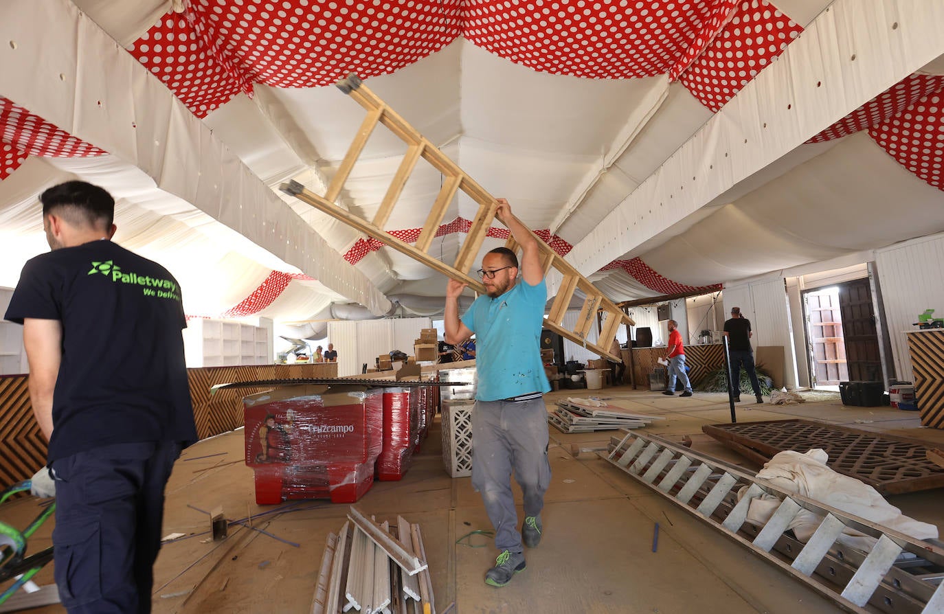 Fotos: el montaje de la Feria de Córdoba llega a los últimos toques