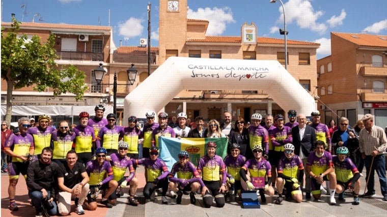 Los ciclistas han parado en Gerindote, donde han disfrutado de un desayuno saludable