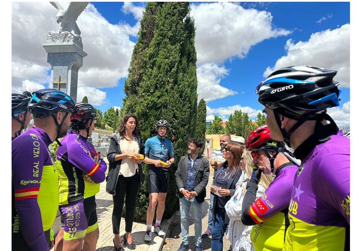 Viki, hija de Bahamontes, con los participantes de la ruta al pie de la sepultura donde reposan los restos del legendario ciclista