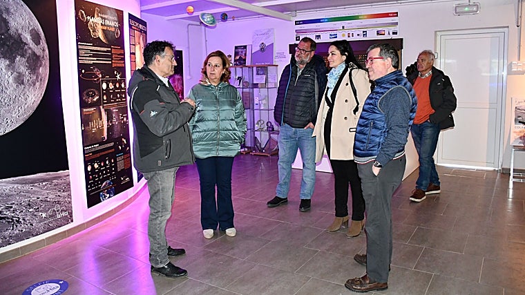 Cedillo, durante un recorrido por las instalaciones del Observatorio AstroHita