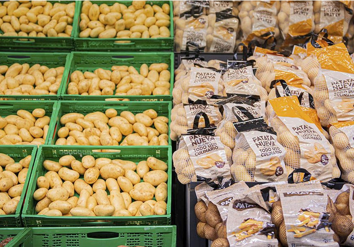 Imagen de unas patatas en los lineales de un supermercado de Mercadona