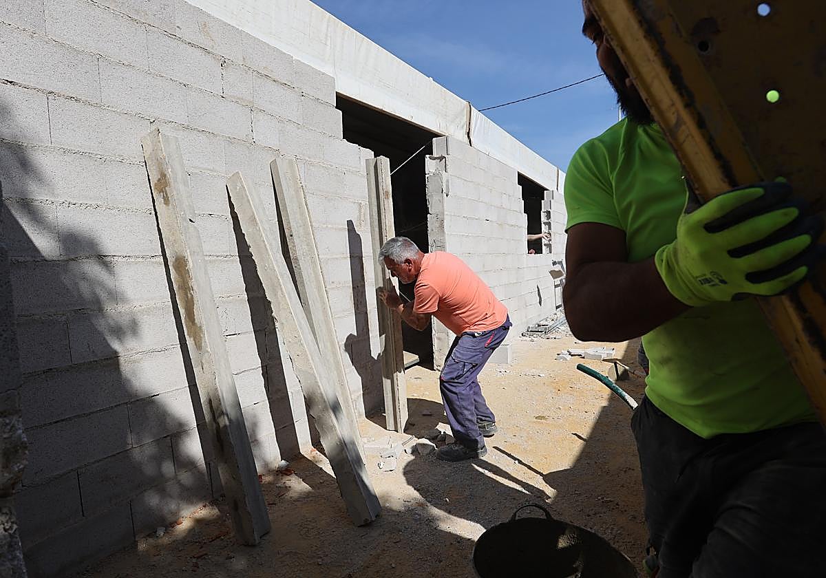 Trabajos para el montaje de casetas para la Feria de Córdoba 2024