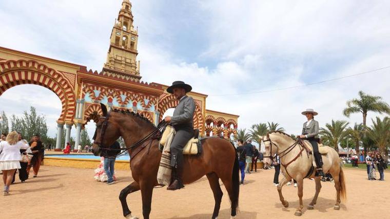 Caballistas ante la portada de la Feria de Cördoba