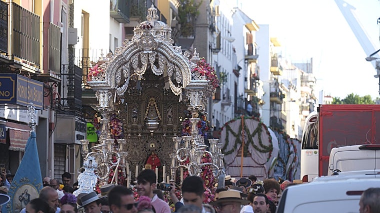 La carreta del simpecado de la Macarena en la calle Feria