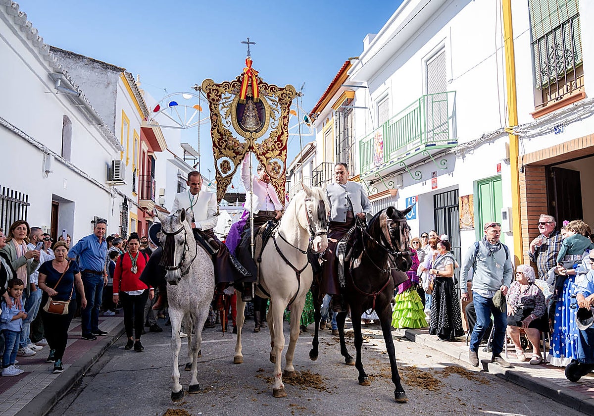 La Hermandad Matriz de Almonte inicia su peregrinación a la aldea del Rocío