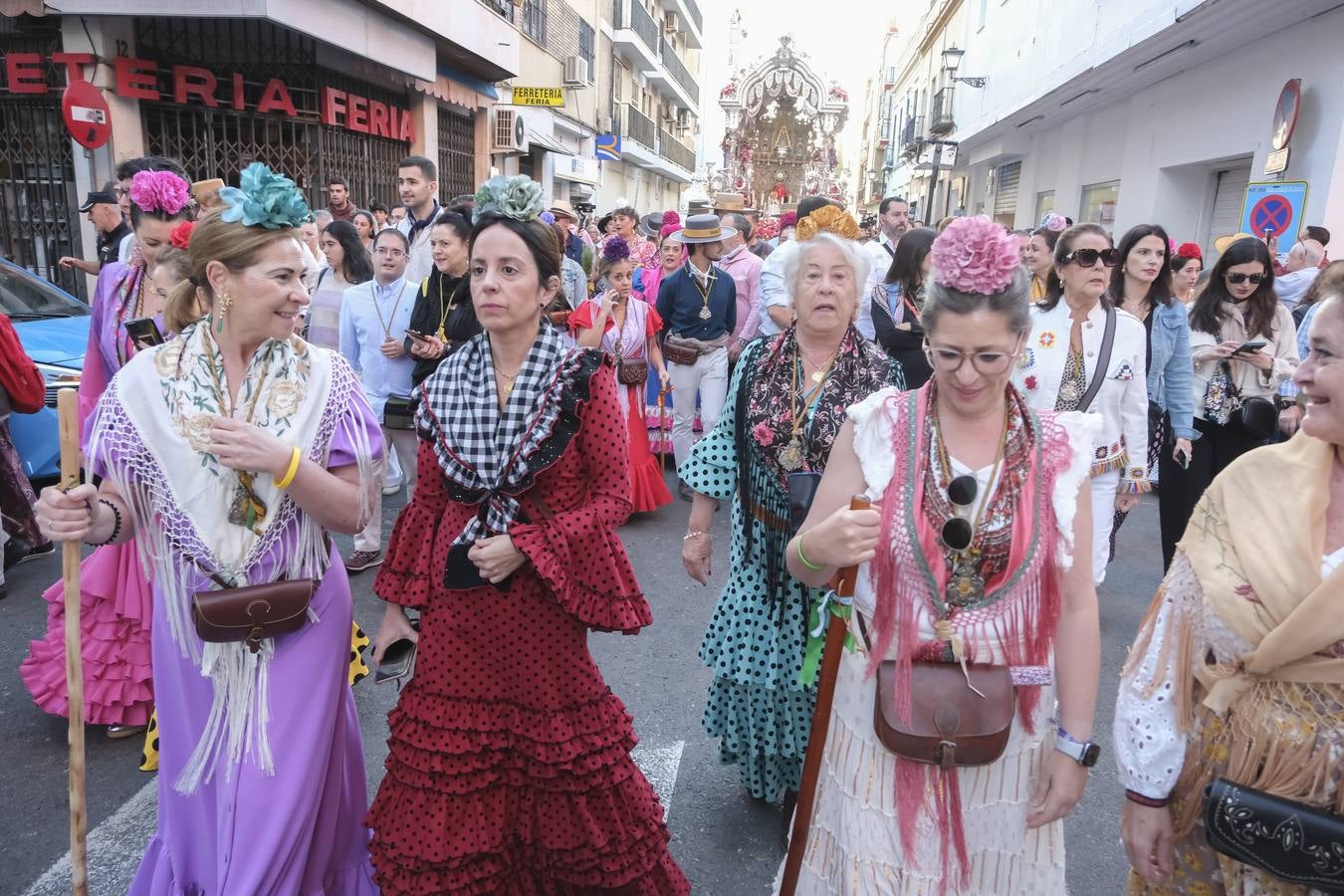 La Hermandad del Rocío de la Macarena inicia su peregrinación hacia la aldea