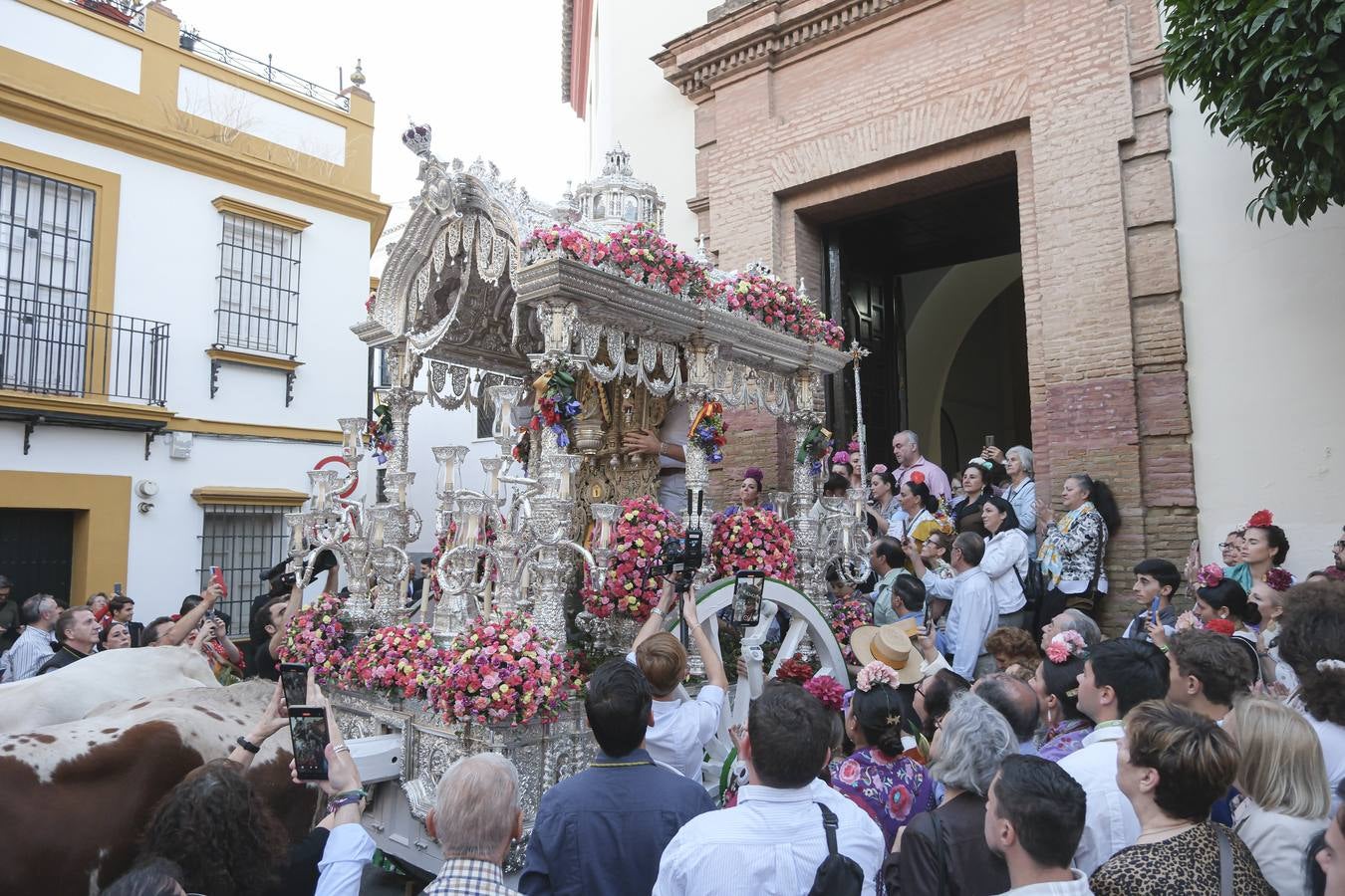 La Hermandad del Rocío de la Macarena inicia su peregrinación hacia la aldea