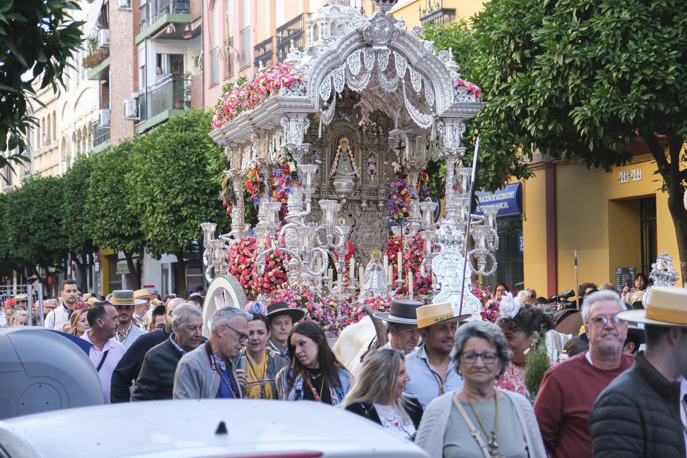 La Hermandad del Rocío de la Macarena inicia su peregrinación hacia la aldea