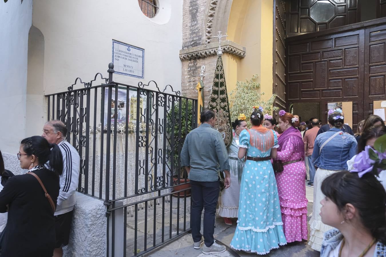 La Hermandad del Rocío de la Macarena inicia su peregrinación hacia la aldea