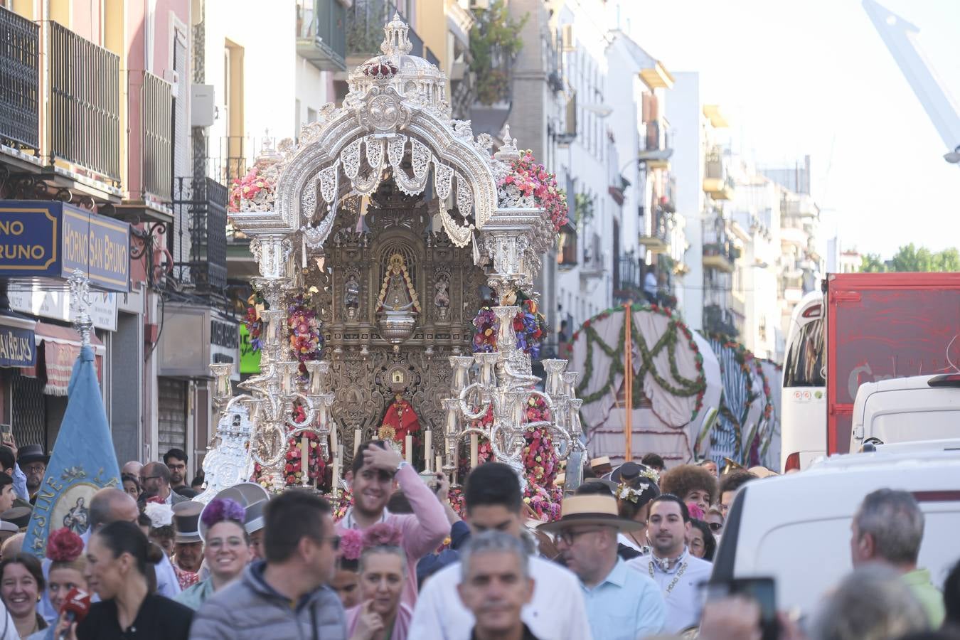 La Hermandad del Rocío de la Macarena inicia su peregrinación hacia la aldea