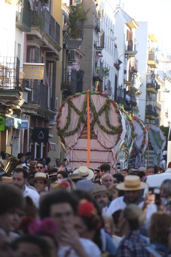 La Hermandad del Rocío de la Macarena inicia su peregrinación hacia la aldea