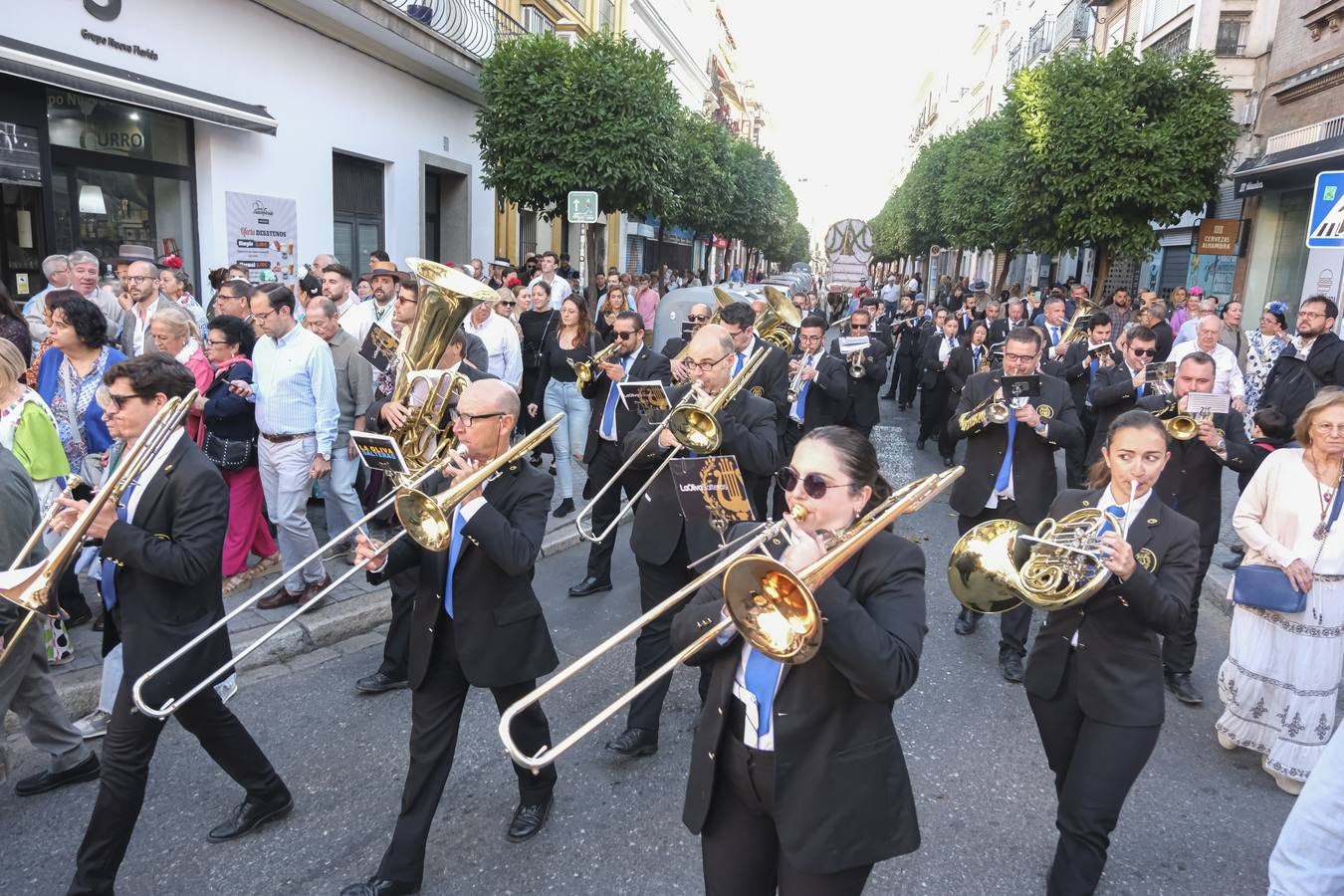 La Hermandad del Rocío de la Macarena inicia su peregrinación hacia la aldea