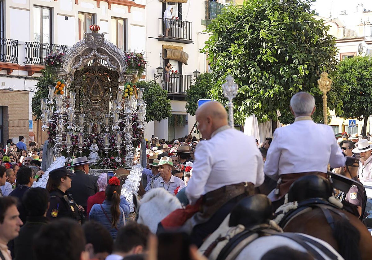 La  Hermandad del Rocío de Triana inicia su peregrinación a la aldea