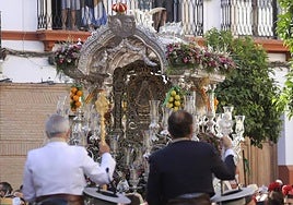 Triana se va al Rocío con lirios y rosas tempranas