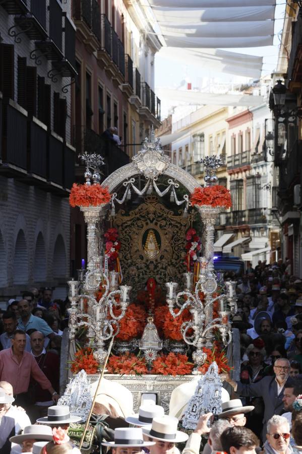 Salida de la Hermandad de Sevilla-El Salvador en su peregrinación a la Aldea del Rocío