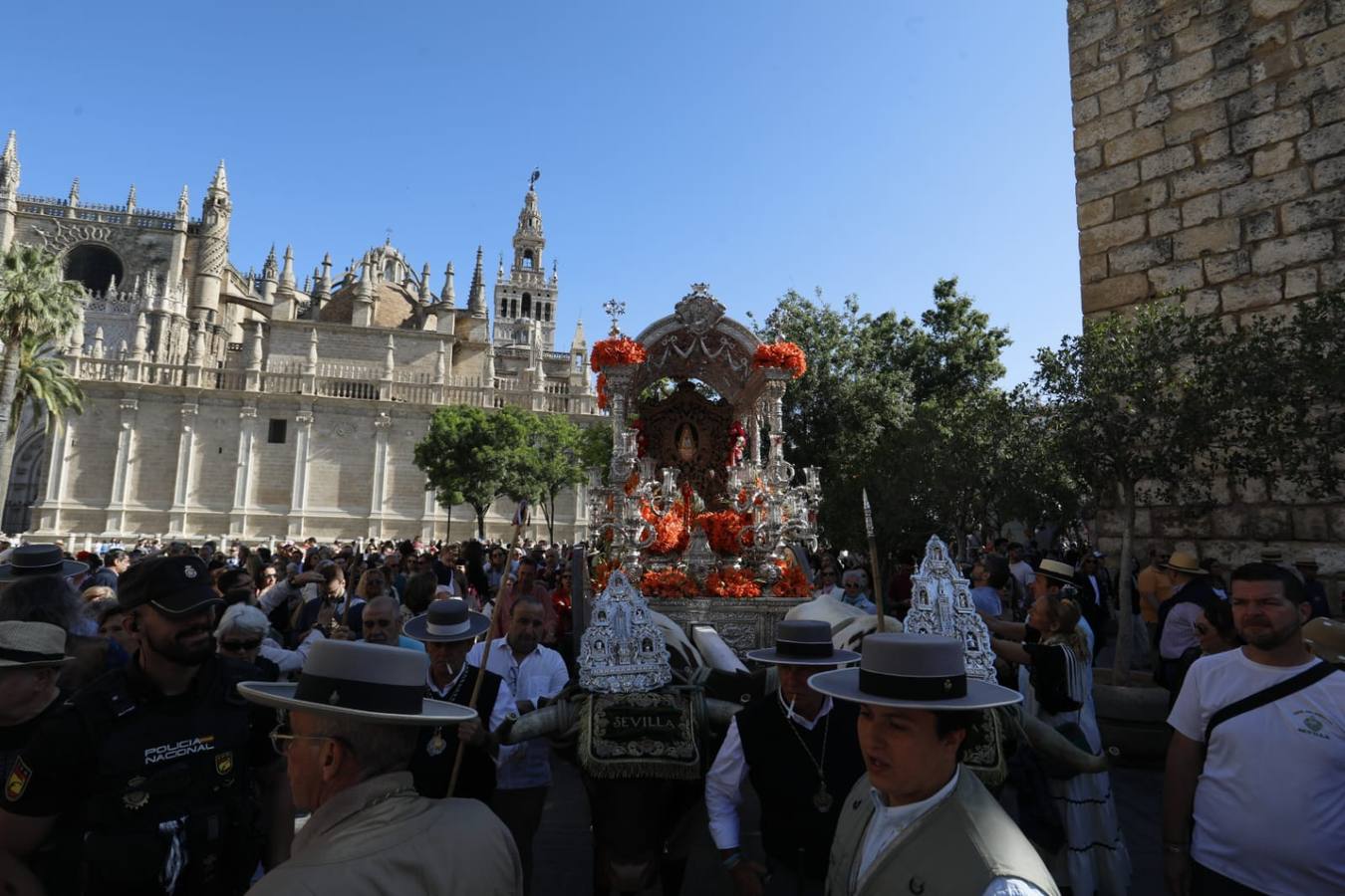 Salida de la Hermandad de Sevilla-El Salvador en su peregrinación a la Aldea del Rocío