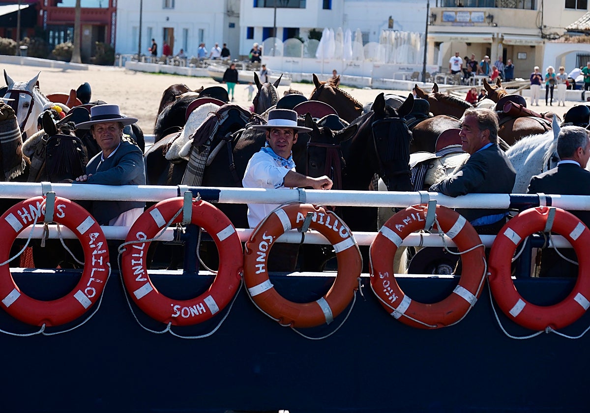 Embarque de la hermandad de Sanlúcar en Bajo de Guía para cruzar a Doñana