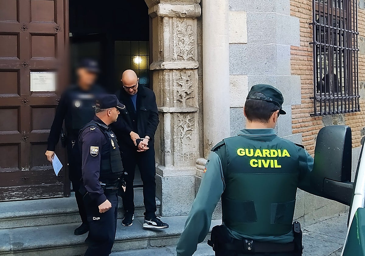 El acusado sale esposado de la Audiencia de Toledo este mediodía