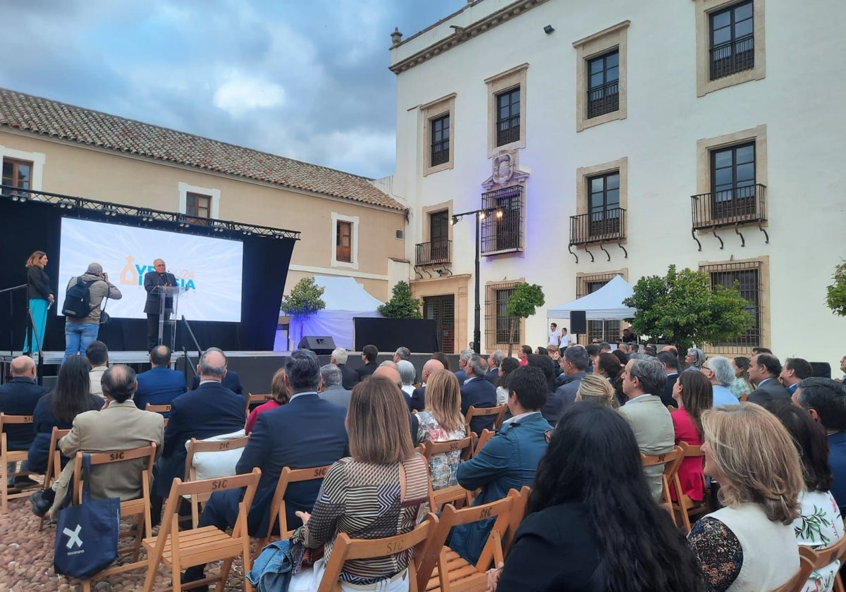 El obispo de Córdoba, Demetrio Fernández, durante la presentación de los datos