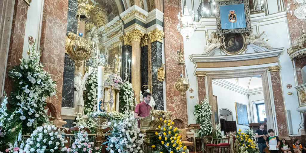 Los floristas valencianos rinden su tradicional homenaje a la Mare de Déu en la Basílica
