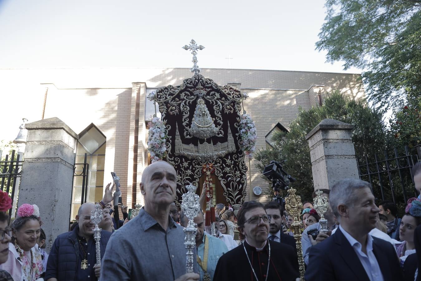 Jueves festivo en la parroquia de San Juan de Ávila donde ha celebrado misa de romeros la hermandad del Rocío de Sevilla Sur, antes de partir hacia la aldea de Almonte