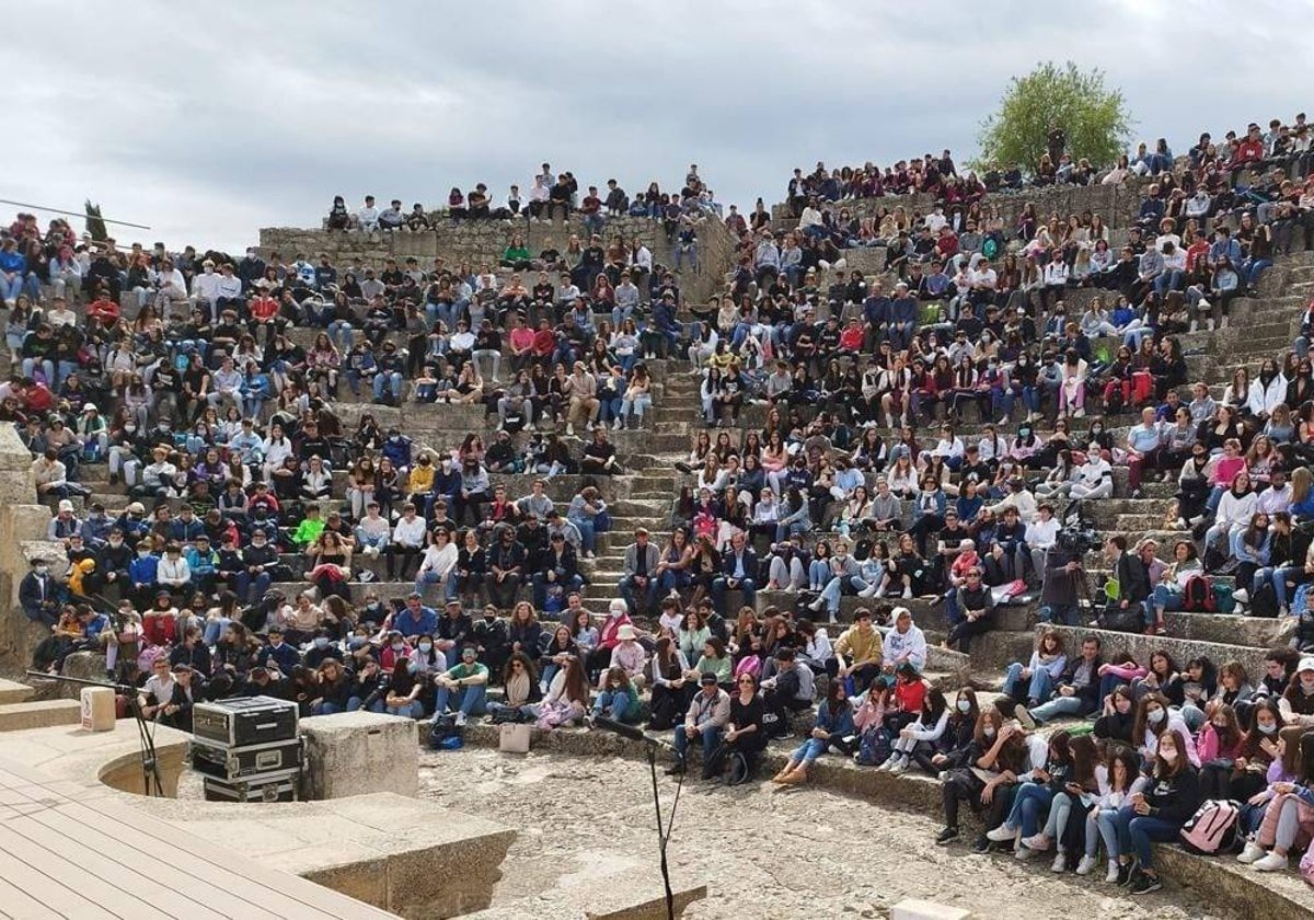 En la imagen de archivo espectadores en uno de los espectáculos celebrados en el parque de Segóbriga