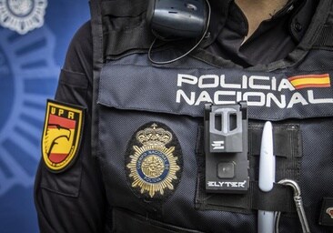 Denuncian a un policía nacional por obligar a presentar la documentación en castellano para expedir un DNI