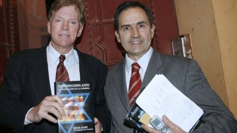 Varela junto al ex líder del Ku Klux Klan David Duke