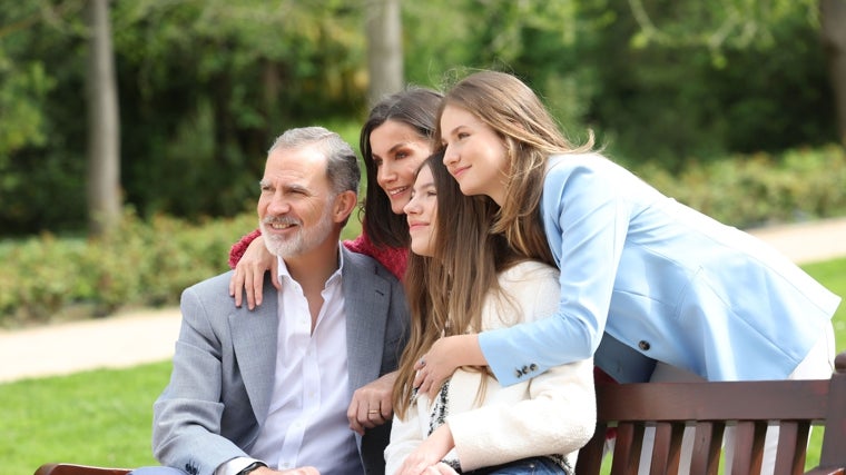 La Familia Real posa con motivo del aniversario de la boda de los Reyes