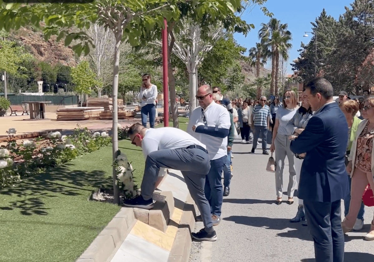 Captura del vídeo del momento de la colocación de las flores por Eusebio en Macael
