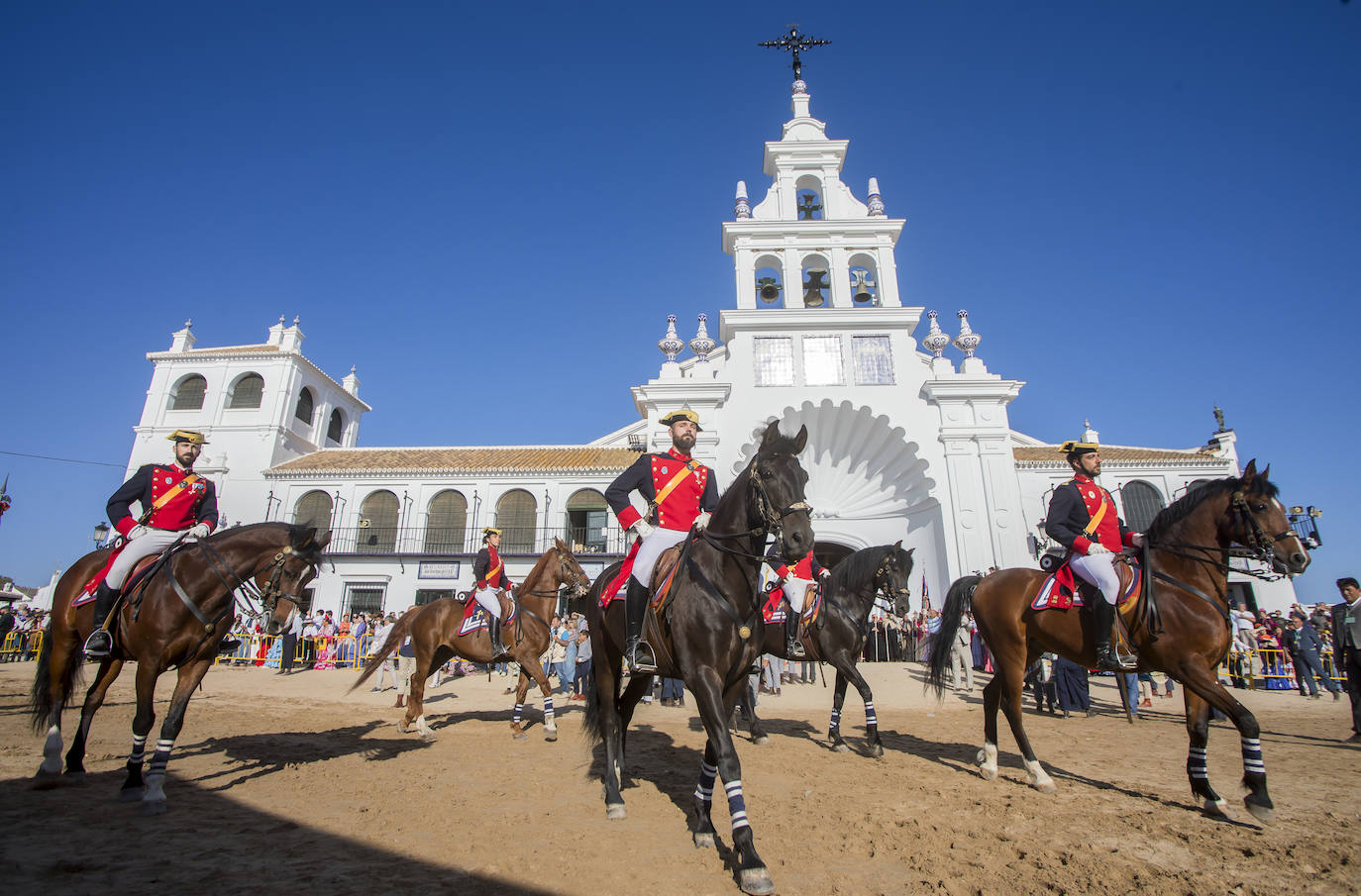 La presentación de las hermandades filiales ante la Blanca Paloma en el Rocío 2024