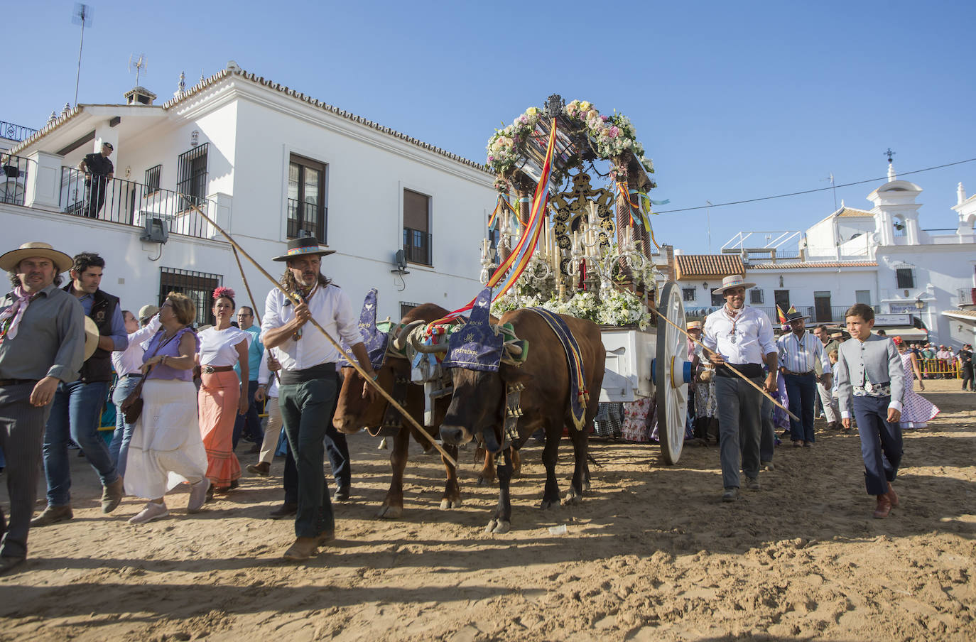 La presentación de las hermandades filiales ante la Blanca Paloma en el Rocío 2024