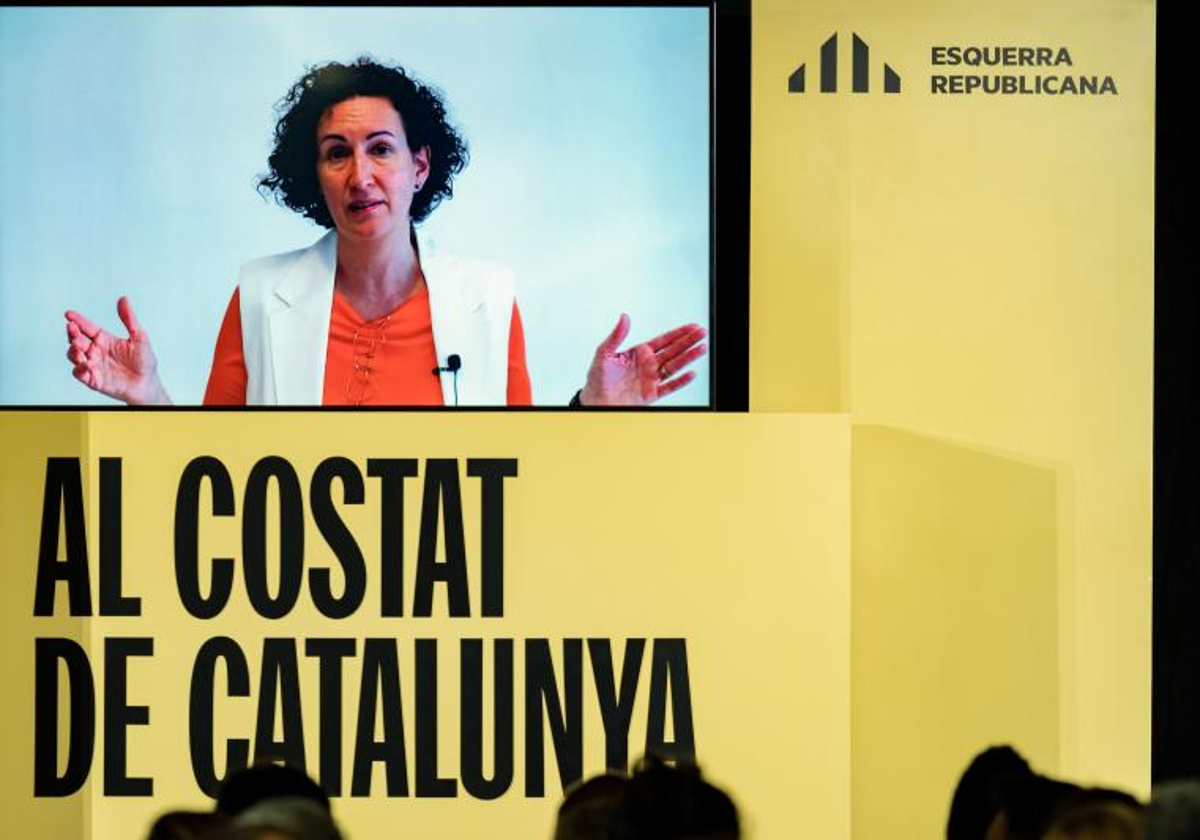 La secretaria general de ERC, Marta Rovira, participa por videoconferencia en el acto de campaña electoral que el partido celebró en Gerona el 29 de abril