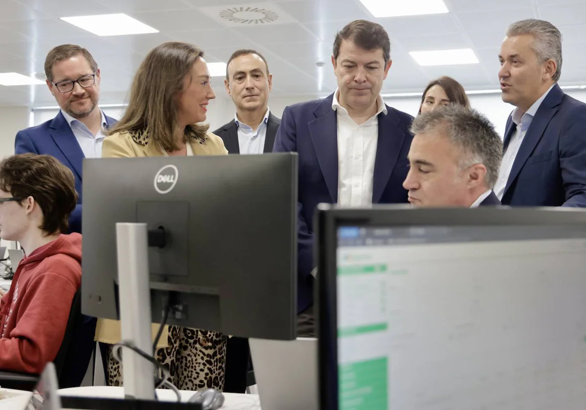 . El presidente de la Junta de Castilla y León, Alfonso Fernández Mañueco, visita las oficinas de NTT Data junto a la consejera de Movilidad