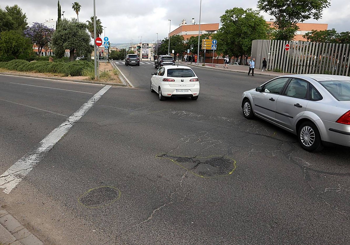 Lugar del accidente con las marcas aún en el suelo en la glorieta Núremberg de la capital