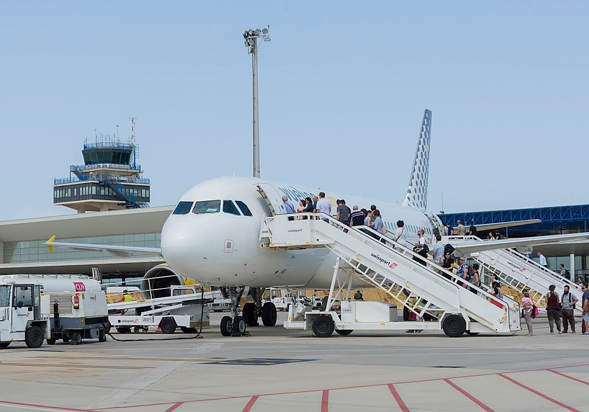 Imagen de archivo de pasajeros subiendo a un avión en el Aeropuerto de Almería